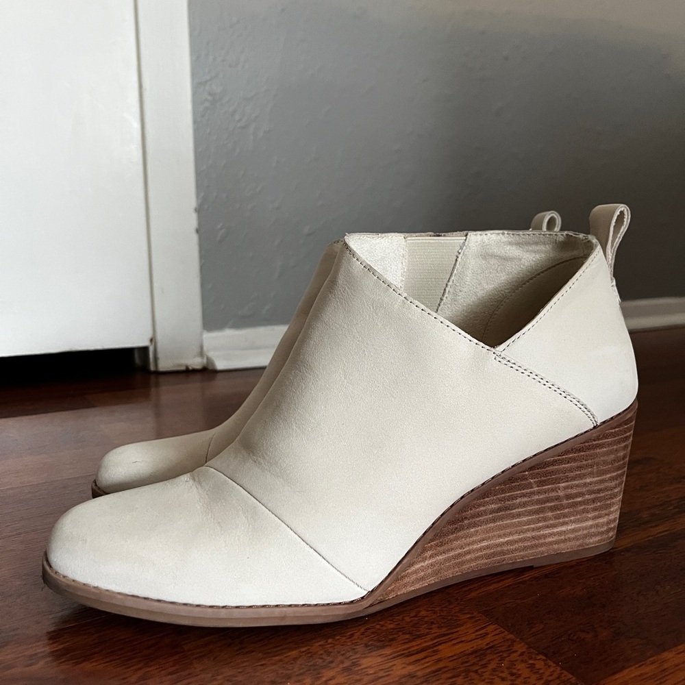 TOMS Beige / Cream Leather Wedge Ankle Booties - Perfect for spring!